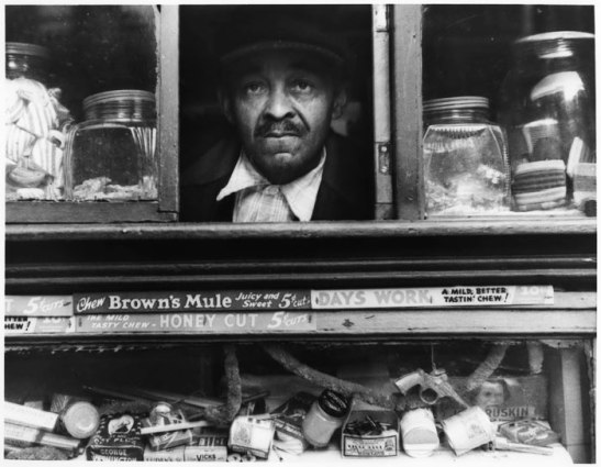 Harlem Merchant, New York, 1937, (c) Morris Engel
