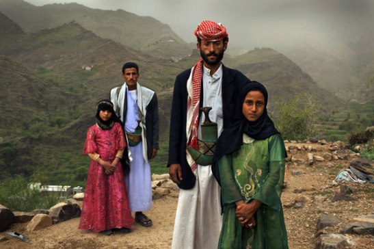 Tahani (in pink) and Ghada, child brides in Yemen. (c) Stephanie Sinclair/Too Young to Wed