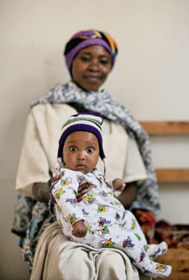 Ana, an HIV-positive mother, attends a clinic with her baby. Image (c) Mark Tuschman